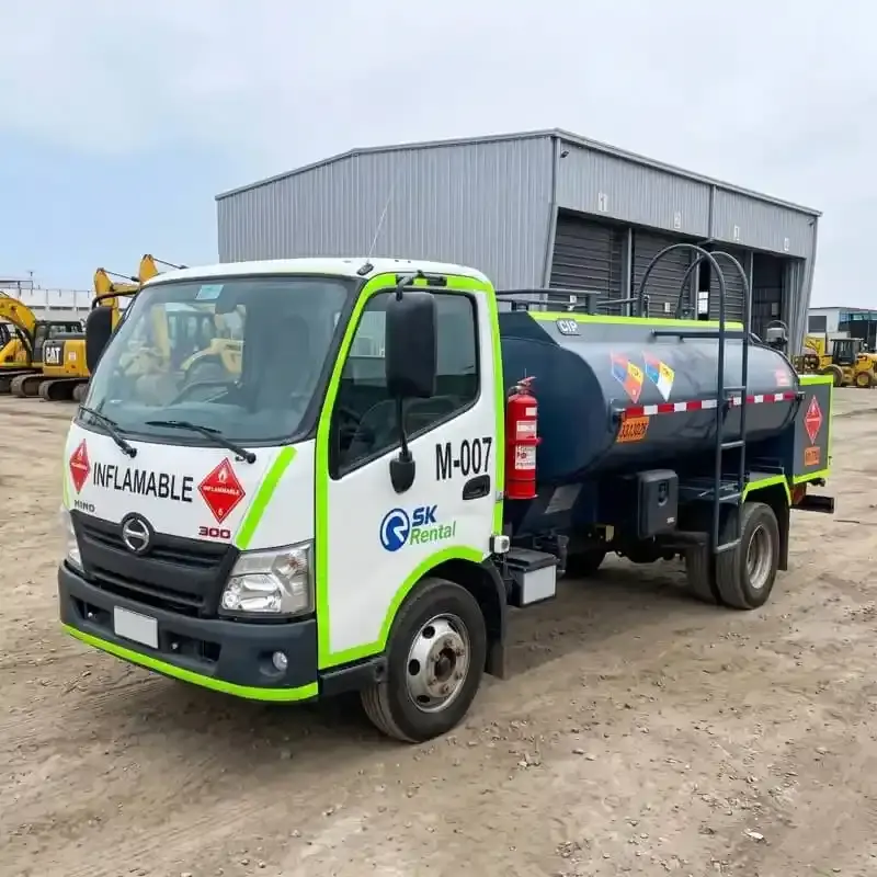 Arriendo de Camión Petroleador 5 m3 HINO modelo XZU 8.5 en SK Rental con cobertura nacional.